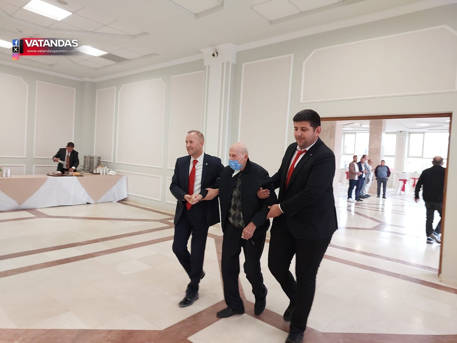 93 YAŞINDA SANDIK BAŞINA GİTTİ