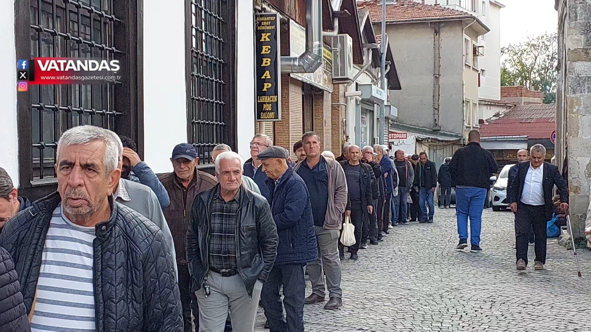 HAYIR İKRAMI İÇİN UZUN KUYRUKLAR OLUŞTU