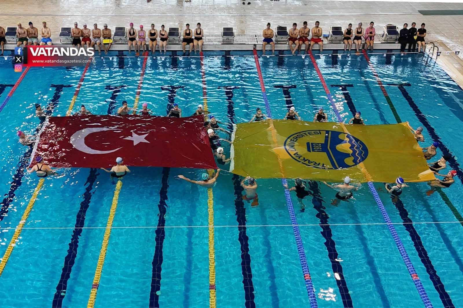 HAVUZDA DEV TÜRK BAYRAĞI AÇTILAR